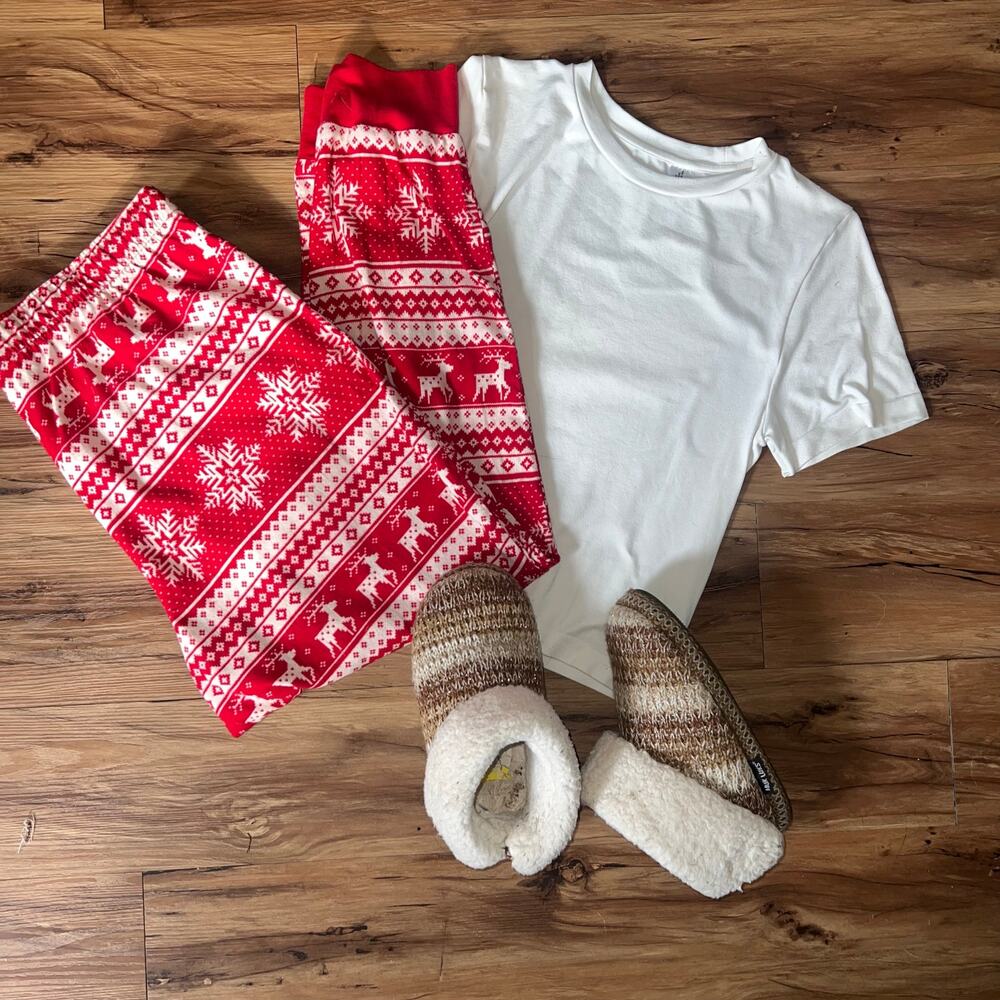 Old Navy NWOT Red White Christmas Pants Reindeer Snowflake Lounge Pants Large